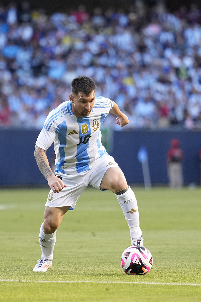 里夫斯成湖人队史第七位单场至少40+10助的球员（里夫斯成为湖人史上第七位单场砍下40分并送出10次助攻的球员）