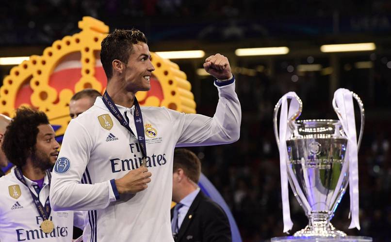 迪乌夫：过去我从没踢过右路，但只要能帮助球队我都愿意去做（迪乌夫：从未司职右路，但为球队我愿意尝试）