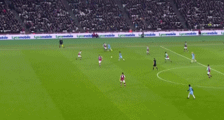 篮球湖人球迷制作大型海报欢迎队内新援（湖人球迷以巨幅海报欢迎新援加盟）