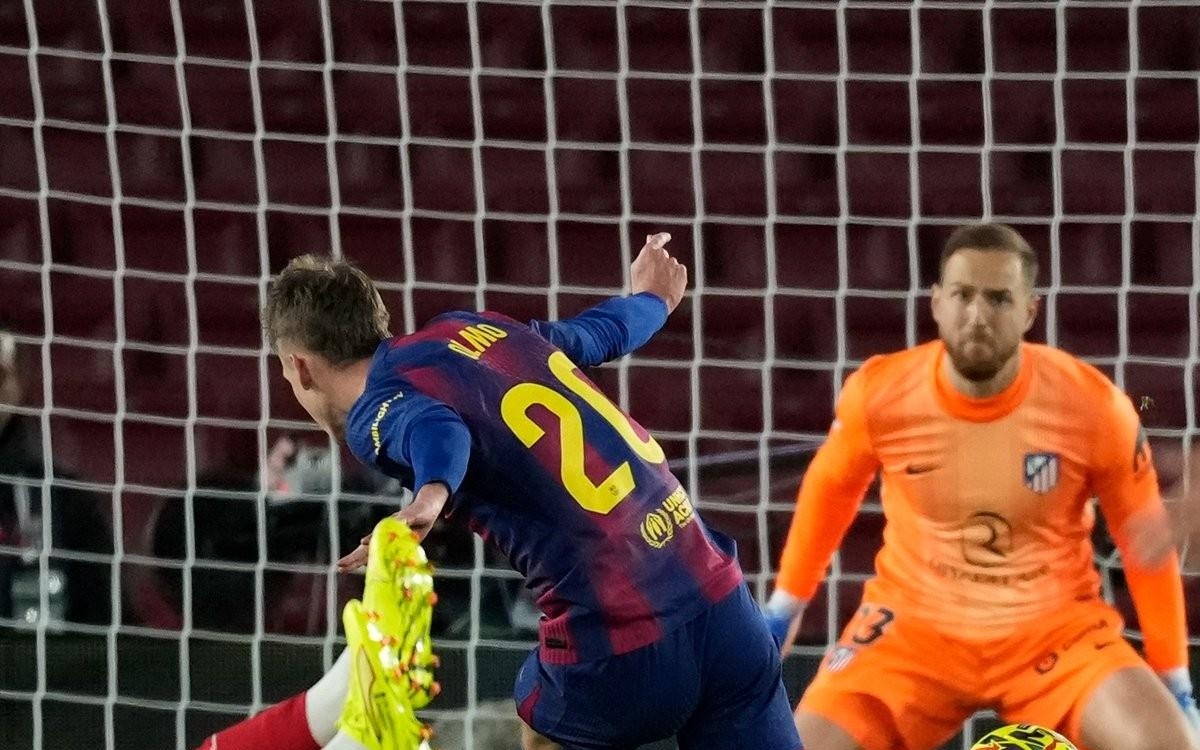 门将扑出关键点球，球迷热议（门将神扑化解点球，球迷掀起热议）