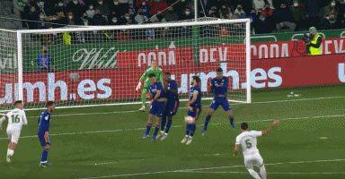 NBA常规赛战报：湖人客场险胜太阳,（NBA常规赛快讯：湖人客战太阳惊险告捷）