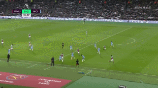 阿图什杯球员进球后跑上看台给母亲献花，后两黄变一红被罚下（阿图什杯球员破门后爬上看台向母亲献花，随即两黄变红遭罚下）